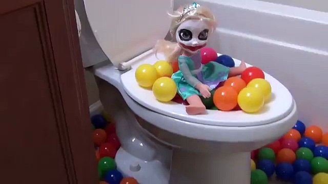 РАЗВЕ ДЖОКЕР УМИРАЕТ В РЕАЛЬНОЙ ЖИЗНИ ??? Джокер против человека-паука nerf войны ! ж/ плохая девочка Эльза какашки шалость с