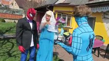 Spiderman y Congelado Elsa vs Caca y Pedos broma! w/ Rosa Spidergirl Diversión Superhéroe en Real