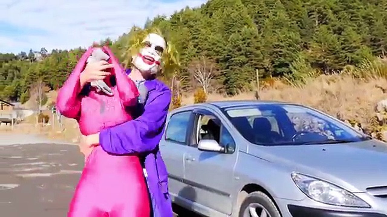 SPIDERMAN vs ATAQUE de TIBURÓN y BROMISTA! w/ Rosa Spidergirl, Congelados Elsa Película de Superhéroes En la Real