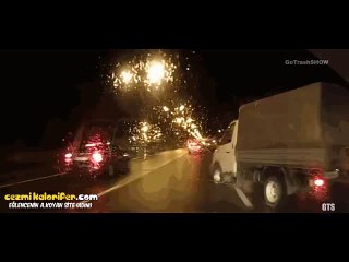 Trafikte Spin Atarken Hiç İstifini Bozmadan Telefon Görüşmesine Devam Eden Adam