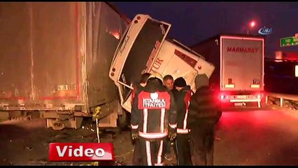 Servis minibüsü kamyona çarptı: 27 yaralı