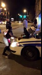 2 jeunes filles `twerk sur une voiture de police