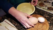 شاهد- سيدة تعثر على أغرب بيضة في العالم
