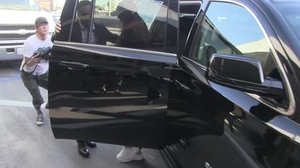 Louis Tomlinsons Freundin trifft auf viele Fotografen am LAX