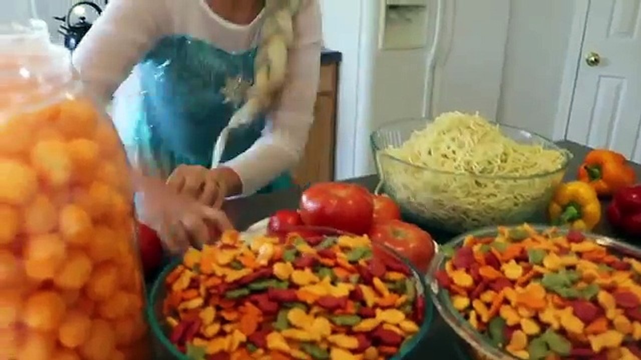 Congelados Elsa vs Spiderman vs Grito de guerra de Comida | Película de Superhéroes de la Vida Real