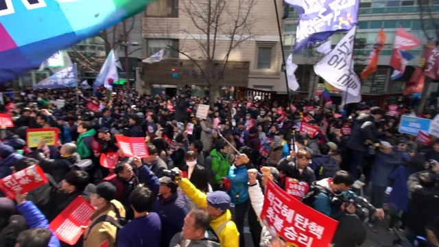 Surcoreanos festejan destitución de presidenta Park