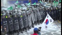 Les images de l'escalade de violence à Séoul après l'annonce de la destitution de Park Geun-Hye
