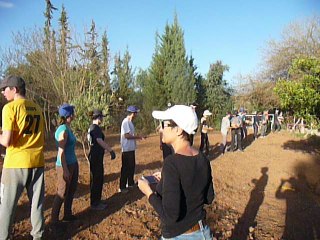 La chaîne des lycéens du Campus de Pouillé pour acheminer les pierres dans la cour de l'Ecole primaire de Tnine-Ourika