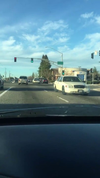 Ce gars conduit en marche arrière sur l'autoroute... WTF?????
