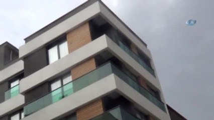 Fırtınadan Uçan Balkon Camı Seyir Halindeki Motosikletinin Üzerine Düştü