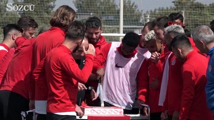 Eto'o'nun yaş gününde arkadaşları yüzüne pasta attı