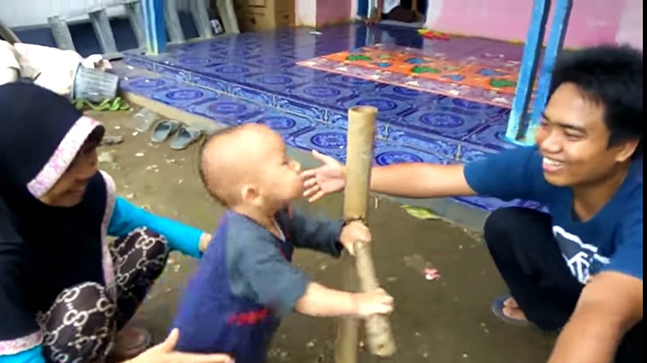 Comment les Indonésiens apprennent à marcher à leurs bébés ?