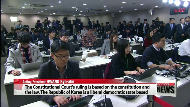 Ex-president Park yet to depart from top office, acting President Hwang address nation