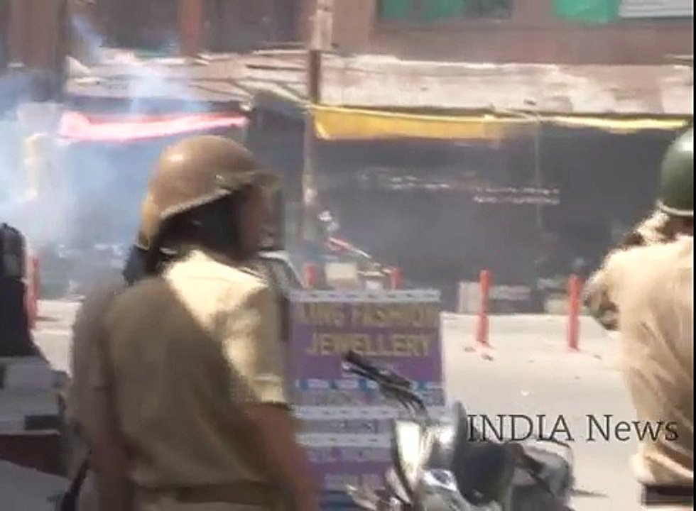 Live Video of People and Indian Forces Clash in Jammu and Kashmir