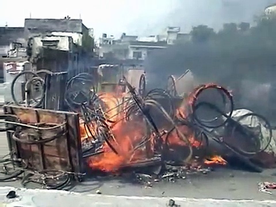 Live Video of Police and Public Clash from Saharanpur - Uttar Pradesh
