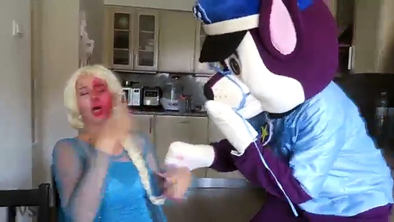 Замороженные Эльза какашки шалость! ж/ Человек-Паук против плохой мальчик Джокер девушка фрукты Супергерои в реальной