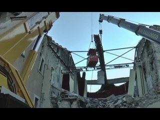 Visso (MC) - Terremoto, prosegue rimozione capriate da tetto del Teatro (10.03.17)