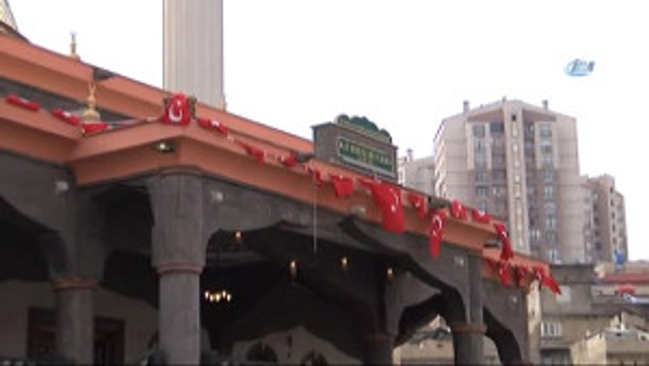 Diyanet İşleri Başkanı Görmez, Açılışını Yaptığı Camide Namaz Kıldırdı