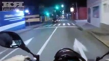 Un motard fait la GRAVE erreur de foncer quand tous les feux passent au vert