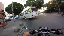 Ce motard se fait rouler dessus par un bus et se relève miraculeusement