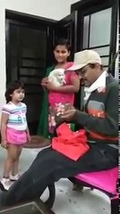 چھوٹی بچی کتے کو تکلیف میں دیکھ کر کیسے روئی‬