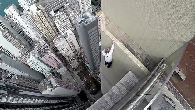 Oleg Cricket se suspend dans le vide