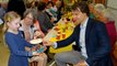 Burgemeester Salet en wethouder Hamerslag bij High Tea tijdens NL Doet - OBS de Vliegerdt / Abbenbroek 2017