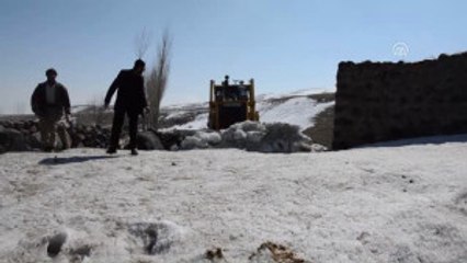 Cenazeyi Defnedebilmek Için Ekiplerden Yardım Istediler