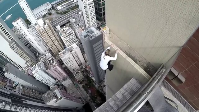 Ce casse-cou se suspend dans le vide au sommet d'un building... Dingue
