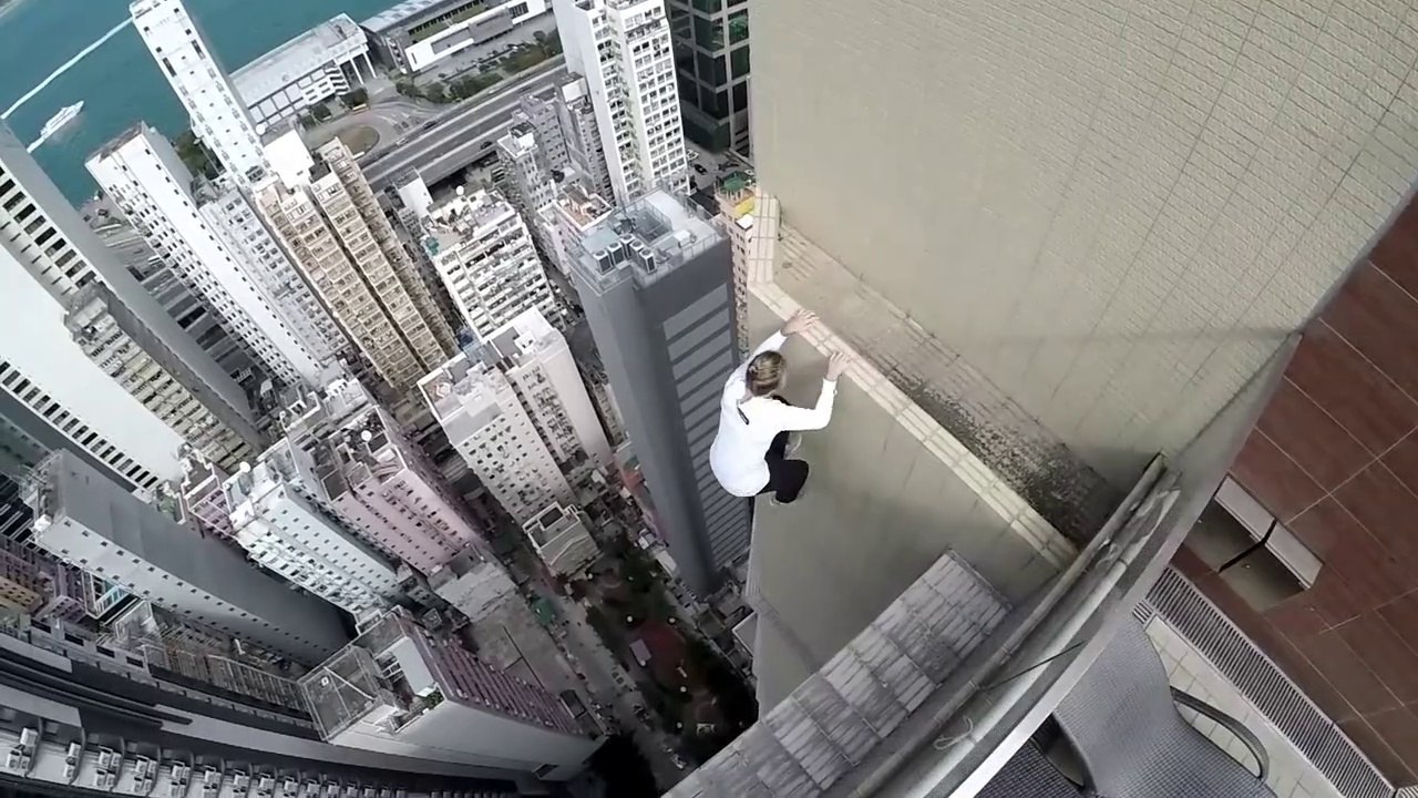 Ce casse-cou se suspend dans le vide au sommet d'un building... Dingue