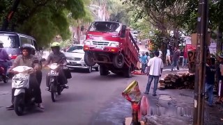 IDIOTS On Trucks 1 part - Compilation Videos Overloaded Trucks 2017 - Fails Trucks - Tipping Truck