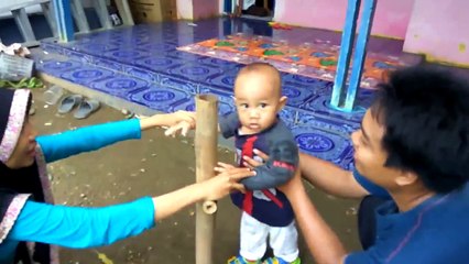 Indonésie : La méthode traditionnelle pour l'apprentissage de la marche