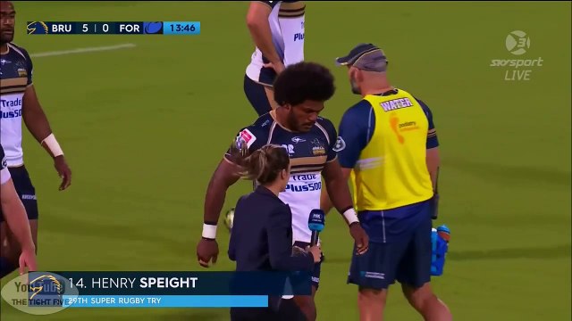 Un rugbyman interviewé en plein match par cette journaliste