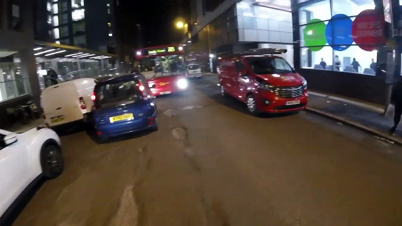 Voilà ce qui se passe quand une automobiliste stupide tient tête à un bus