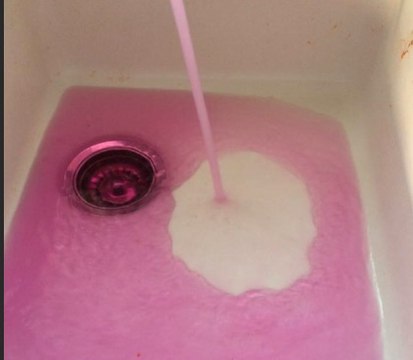 Au Canada, l'eau qui coule des robinets est devenue rose