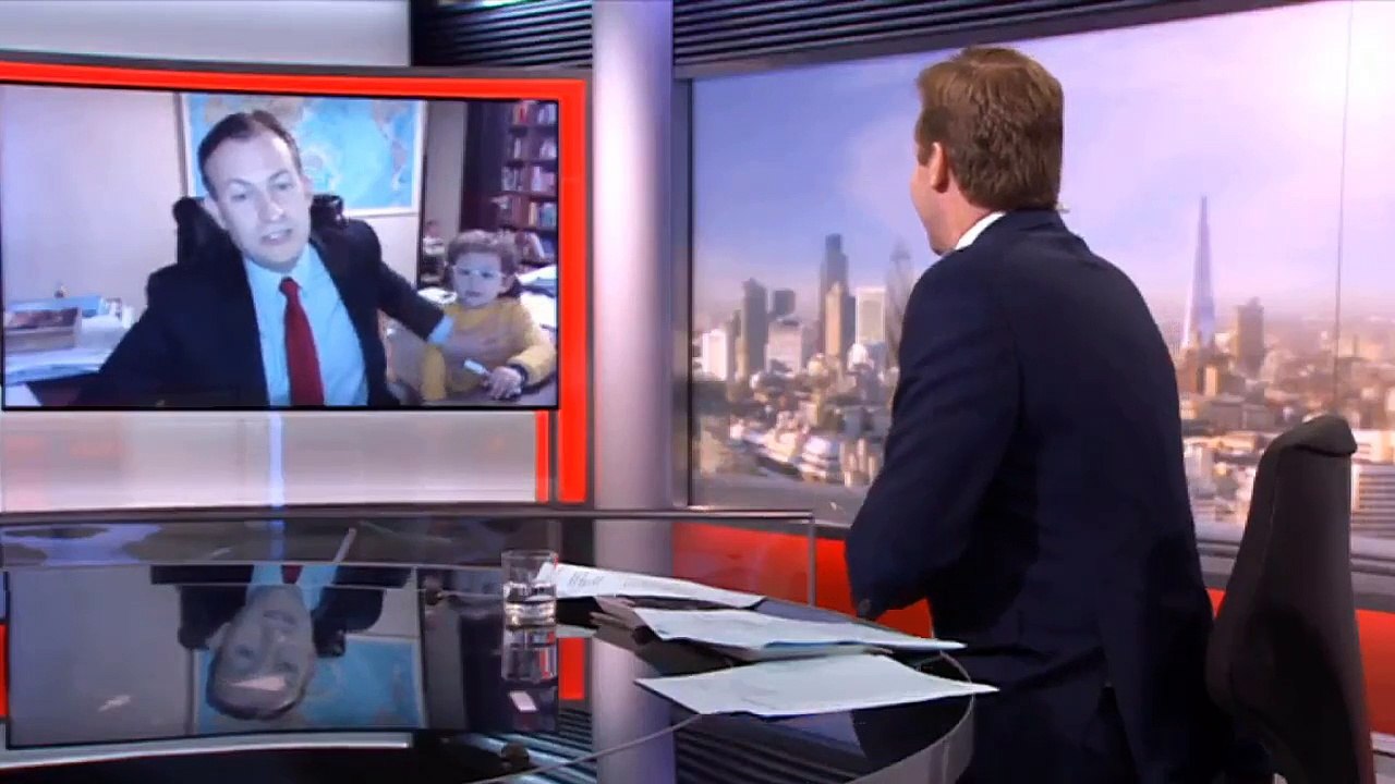 Profesor es interrumpido por su hijos cuando daba entrevista de la BBC