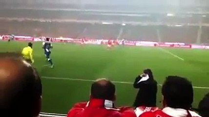 Hulk sofre racismo e responde com um golo de GÊNIO