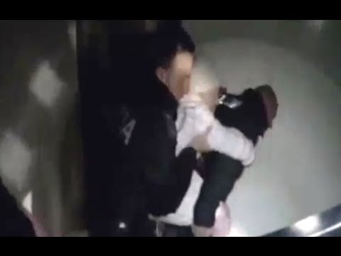 Pisa - Poliziotti salvano anziana in un palazzo in fiamme (10.03.17)