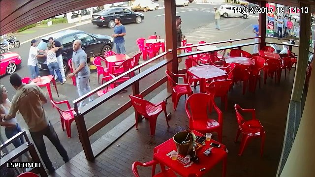 Une femme surprend son mari en compagnie d'une autre femme sur une terrasse