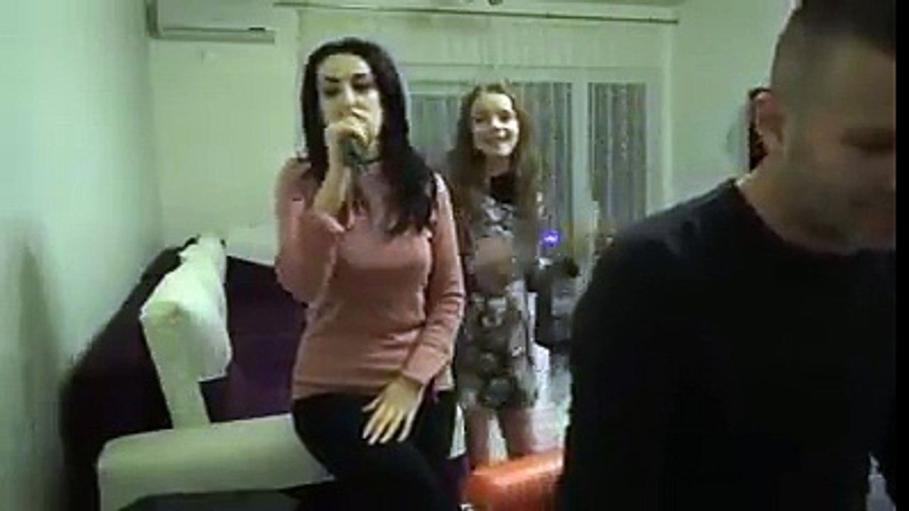 Ju pershendes te gjithve me kengen – Saranda Krasniqi