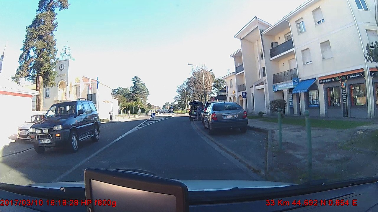 femme garée n'importe comment pour charger sa voiture devant la poste de  marcheprime