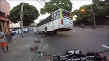 Régis double un bus au mauvais moment !!!
