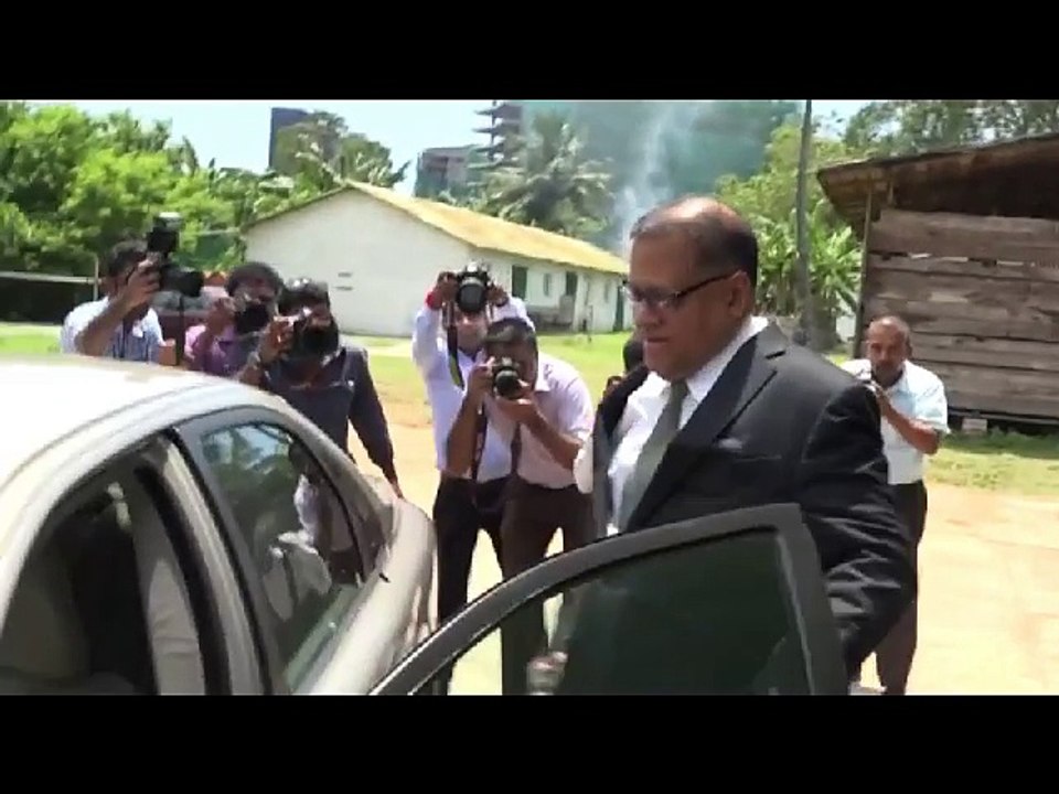 ජනාධිපති කොමිසන් සභාවට ආ  හිටපු මහ බැංකු අධිපති අර්ජුන් මහේන්ද්‍රන් මාධ්‍යයට කී දේ