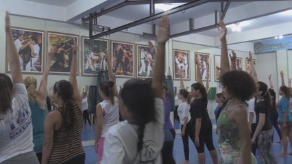 Brasileñas   aprenden Krav Maga para defenderse mejor en la calle