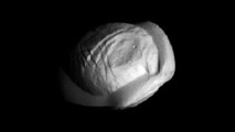 La NASA publica imágenes de PAN la extraña luna de Saturno con forma de 
