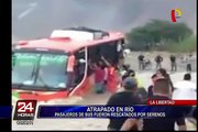 La Libertad: bus con pasajeros quedó atrapado en el cauce del río Virú