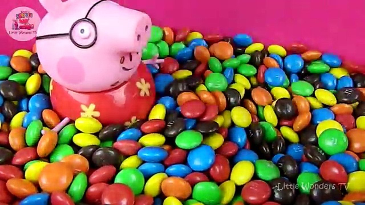 ☀ Peppa pig and george pig go swimming with Daddy Pig & Mummy Pig ☀ Peppa Pig Swimming in Candies ☀