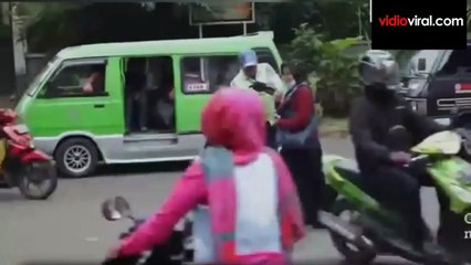 Unik, Pria Ini Mengatur Lalu Lintas Dengan Cara Tidak Biasa
