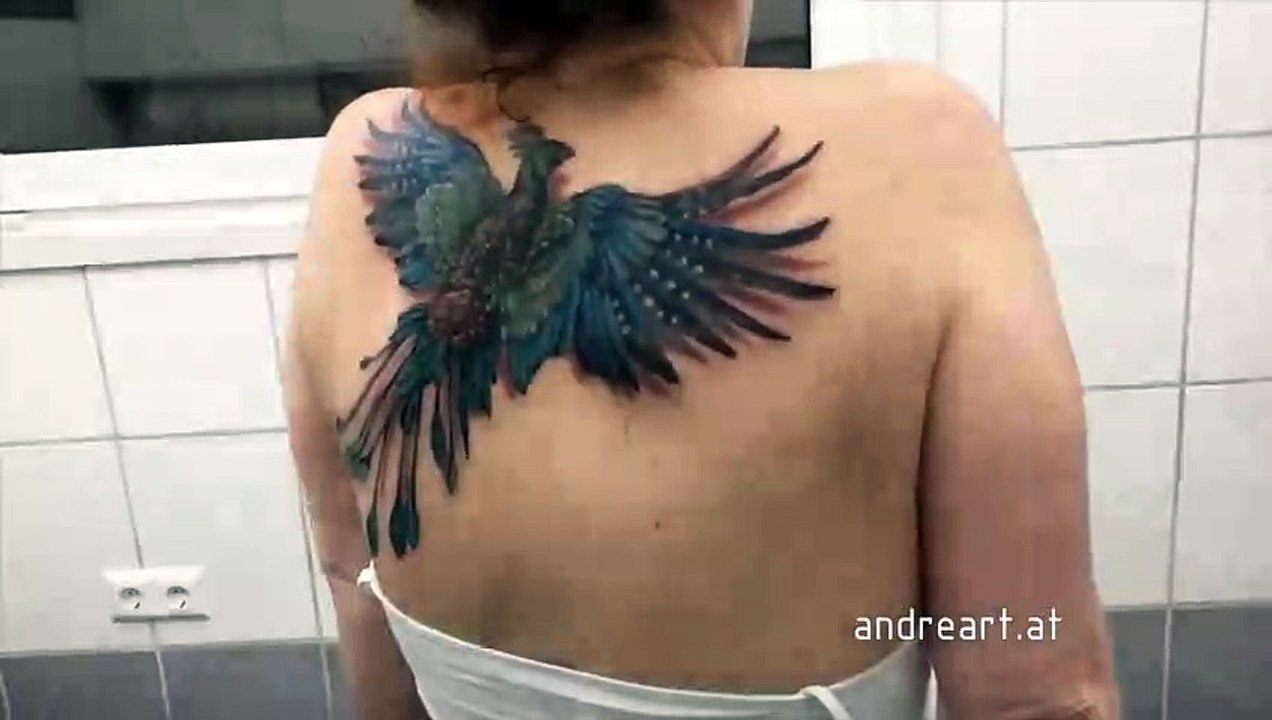 Ce tatouage de Phoenix s'envole presque
