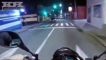 Ce motard est tout content d’avoir tous les feux verts mais il va vite déchanter !